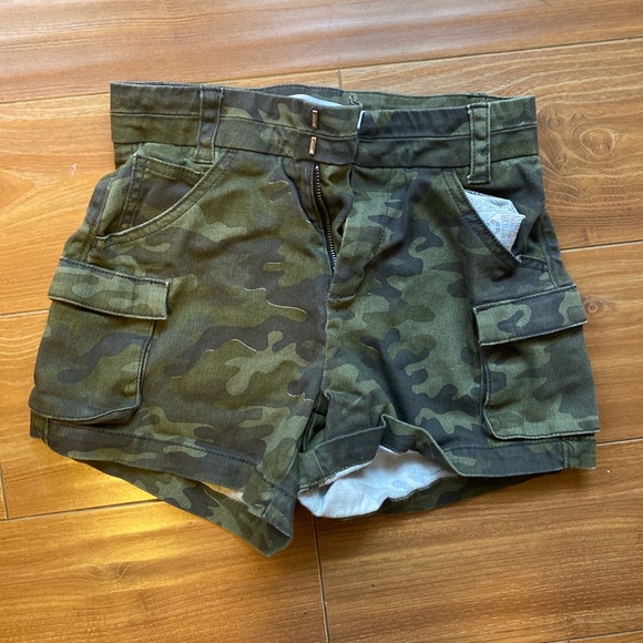 Tinseltown shorts size 5 camo cargo shorts! - Picture 1 of 3